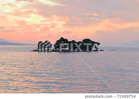 Evening view of Lake Shinji, Yomega Island Evening view of Lake Shinji, Yomega Island 72489754