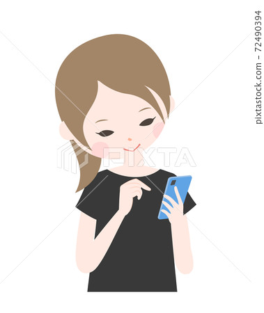 操作帶有微笑的智能手機的年輕女子上身[沒有主線] 72490394
