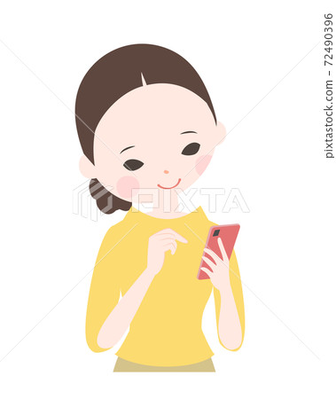 操作帶有微笑的智能手機的年輕女子上身[沒有主線] 72490396