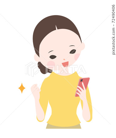 A young woman who looks at her smartphone and makes a guts pose with a smile. Upper body [no main line] 72490406