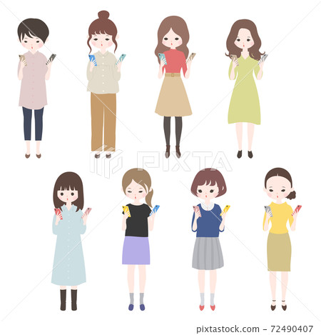 一組雙手握著智能手機並比較全身的年輕女性[無主線] 72490407