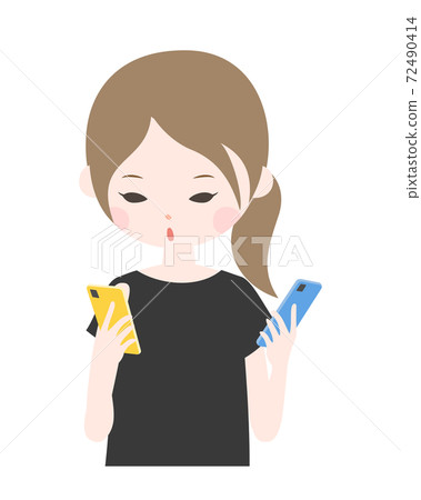 A young woman holding a smartphone in both hands and comparing her upper body [no main line] 72490414