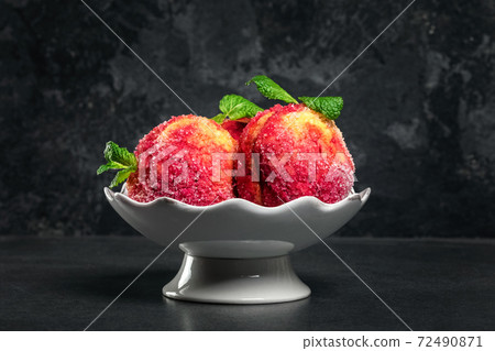 peach-shaped cakes 72490871