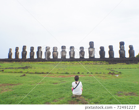 <復活節島>一個女人看著阿胡·湯加里基的摩艾石像（2月） 72491227