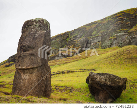 <Easter Island> Two Moai statues of Rano Raraku (February) <Easter Island> Two Moai statues of Rano Raraku (February) 72491228