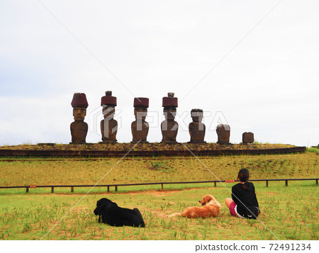 <Easter Island> A woman and a dog looking at the Moai statue of Anakena (February) 72491234