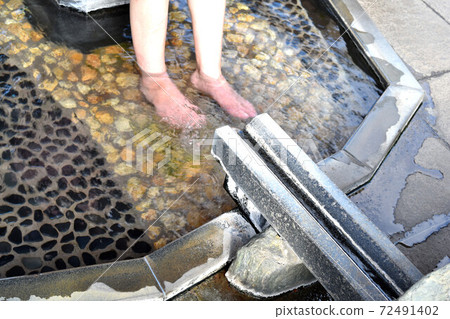 Izu footbath that flows directly from the source 72491402