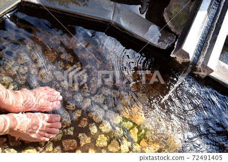 Izu footbath that flows directly from the source 72491405