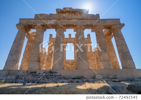 Greek temple in the archaeological park of Selinunte in Sicily. Greek temple in the archaeological park of Selinunte in Sicily. 72491545