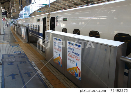 Tokaido Shinkansen platform (Tokyo Station) that informs of oversized luggage space 72492275