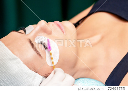 Using eyelash brush. Using eyelash brush. 72493755
