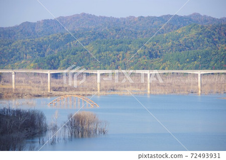 北海道夕張市Shuparo湖下沉的白金橋 72493931