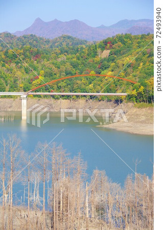 北海道夕張市夕張山和Shuparo湖上的新白銀橋 72493940