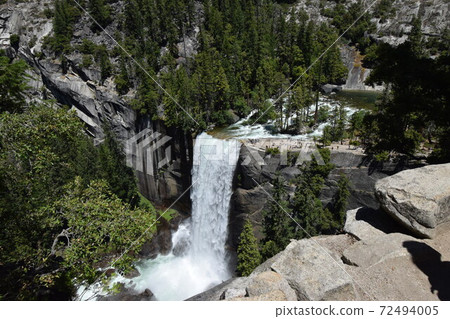 Overlooking Vernal Falls, Yosemite Valley, USA 72494005