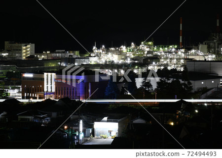 從廣島縣大竹市2-丁目路看到的三菱化工廠的夜景和JR三洋線的火車燈踪跡 從廣島縣大竹市2-丁目路看到的三菱化工廠的夜景和JR三洋線的火車燈踪跡 72494493
