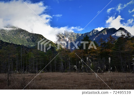 Hodaka mountain peak of autumn 72495539