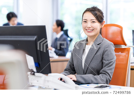 Young business woman working in the office 72499786