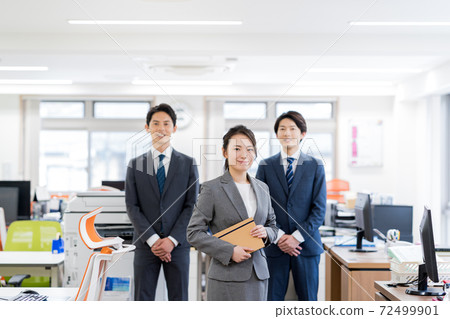 Business woman working in the office 72499901