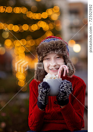 kid at christmas time 72502992