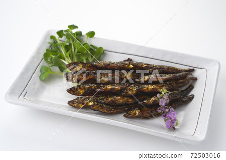Sweet and spicy delicious smelt boiled in soy sauce 72503016
