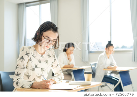 外國女學生在教室裡上課攝影合作：中央工業大學附屬日語學校 72503779