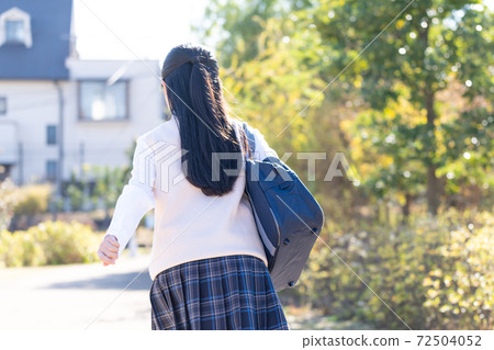 初中女生穿著校服 72504052