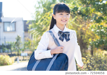 初中女生穿著校服 72504058