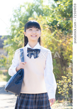 初中女生穿著校服 72504059