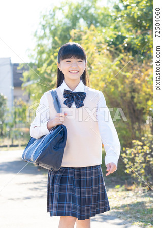 初中女生穿著校服 72504060