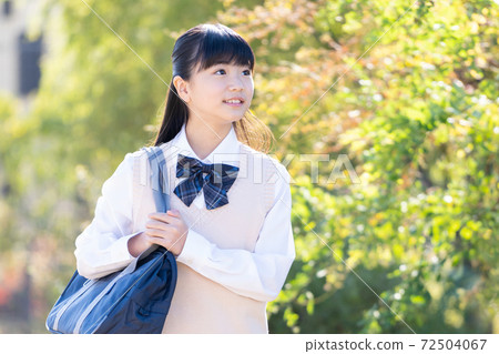 初中女生穿著校服 72504067