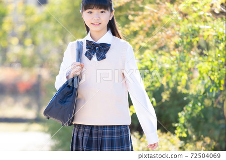 初中女生穿著校服 72504069