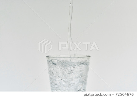 將水倒入玻璃杯中 將水倒入玻璃杯中 72504676