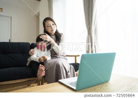 Online medical treatment image 72505664
