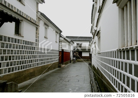Alley between Namako wall buildings / Kurashiki Bikan Historical Quarter (Kurashiki City, Okayama Prefecture) Alley between Namako wall buildings / Kurashiki Bikan Historical Quarter (Kurashiki City, Okayama Prefecture) 72505816