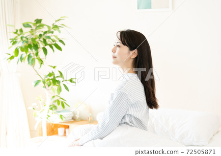 年輕女子在臥室裡醒來 72505871
