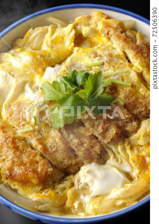 一個熱肉餅碗的一個鏡頭在一個碗的有黑背景（頂上的看法） 72506390