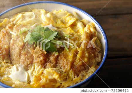 上三葉的熱katsudon 72506411