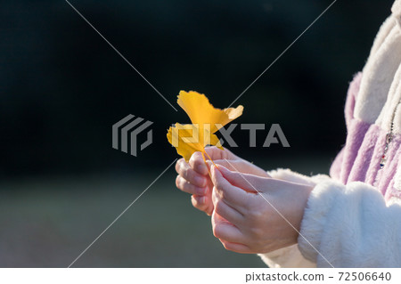 在秋天的公園舉行銀杏落葉的女人的身影 72506640