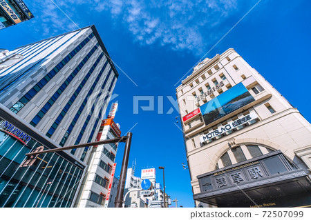 日本的東京都市風景在藍天中發光的淺草站的景色= 2020年12月13日 日本的東京都市風景在藍天中發光的淺草站的景色= 2020年12月13日 72507099