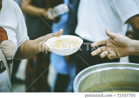 Volunteers give food to the poor 72507705