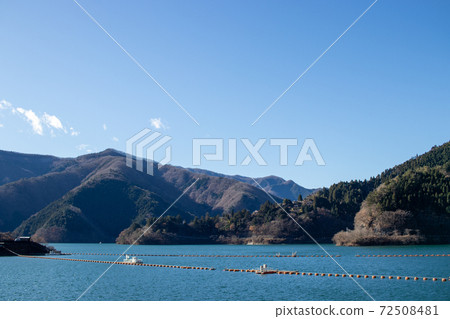 奧多摩湖在冬天 72508481