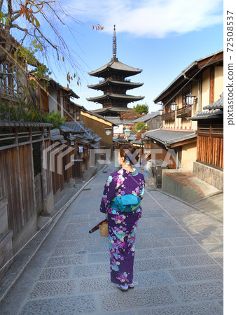 A woman in a kimono and a five-storied pagoda 72508537
