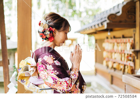 A woman who visits the shrine for the first time A woman who visits the shrine for the first time 72508584