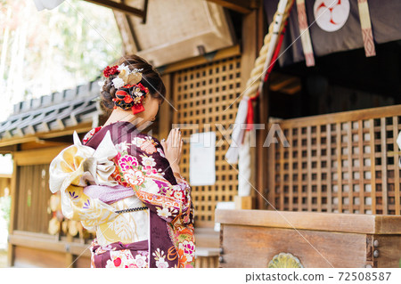 A woman who visits the shrine for the first time 72508587