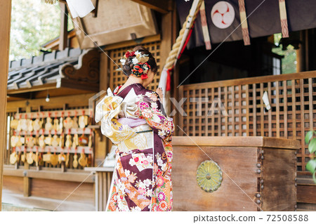 A woman who visits the shrine for the first time 72508588
