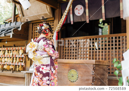 A woman who visits the shrine for the first time 72508589