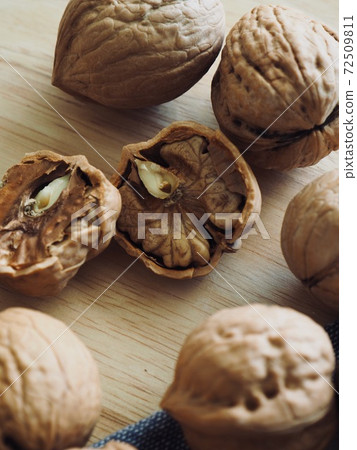 Fresh Natural Organic Nuts Walnuts Fresh Natural Organic Nuts Walnuts 72509811