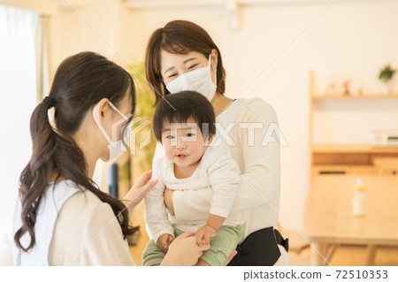 Mothers entrusted to a child nursery school 72510353