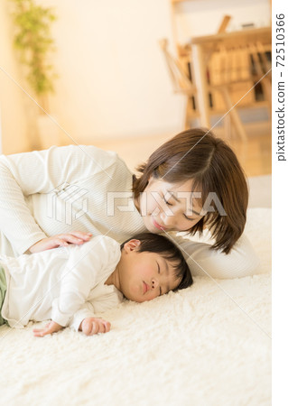 一位母親和她的孩子一起睡覺 72510366
