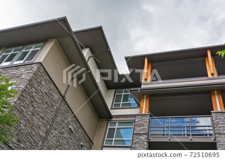 Residential building roof silhouette on overcast sky background 72510695